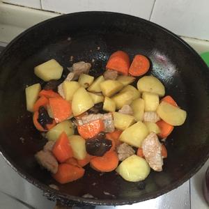 土豆焖饭（电饭锅版）的做法 步骤2