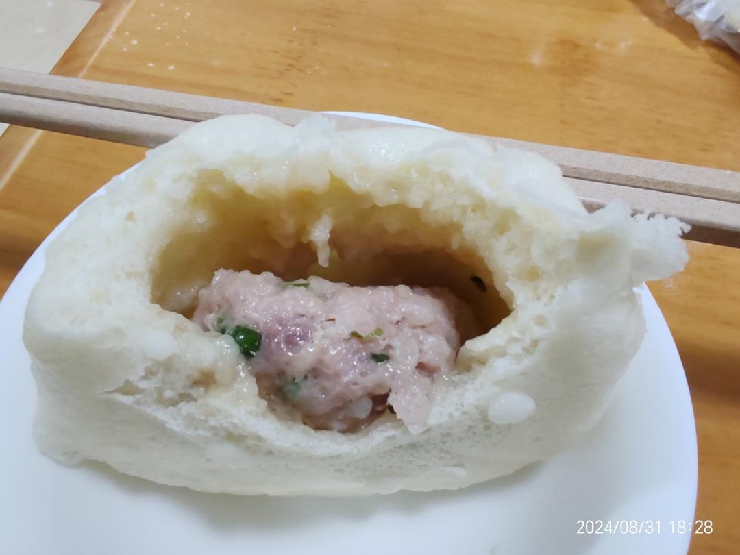 松软多汁的肉包子