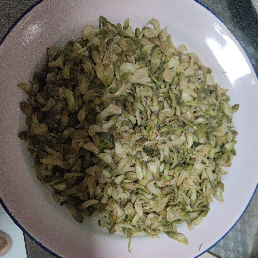 如何做一份成功的蒸槐花饭——附拌面粉的视频