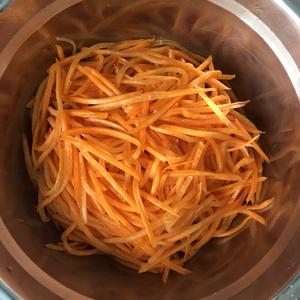 根根分明的胡萝卜土豆蒸菜的做法 步骤3