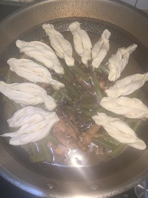 鸡锅豆角粘卷子的做法 步骤13
