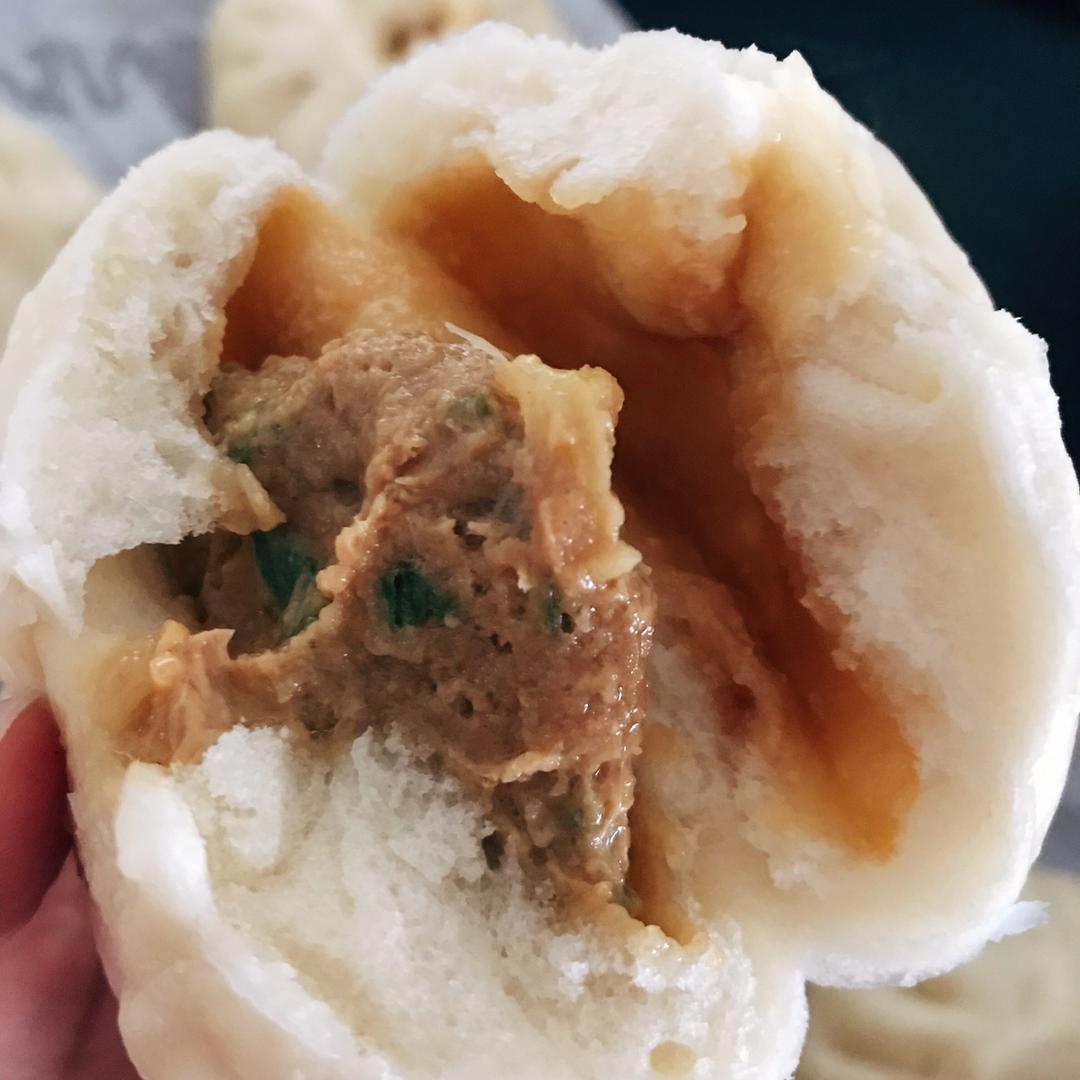 松软多汁的肉包子