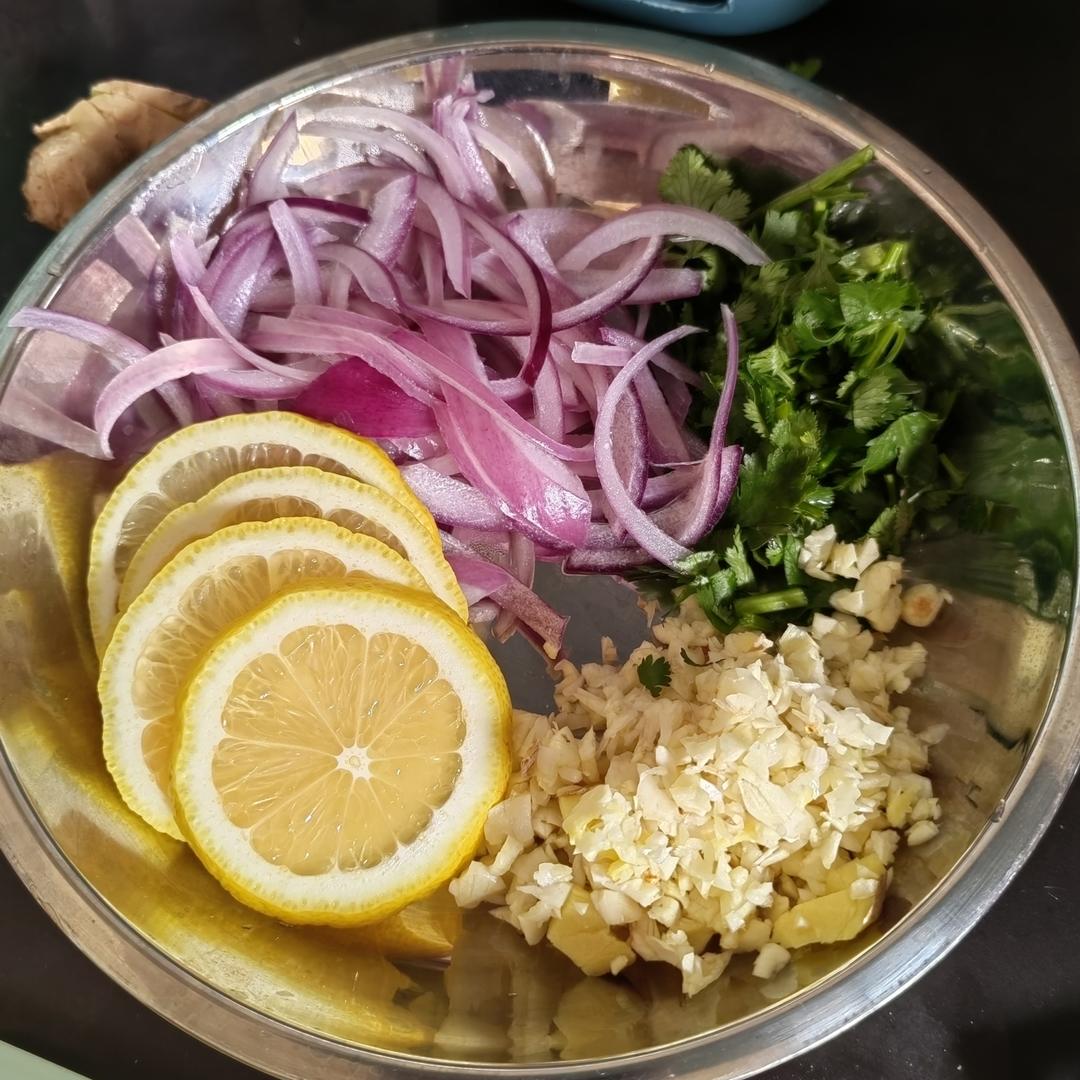 酸辣开胃柠檬手撕鸡丝，春夏开胃凉拌菜！