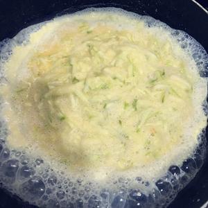 奶香西葫芦炒蛋（无油）的做法 步骤3