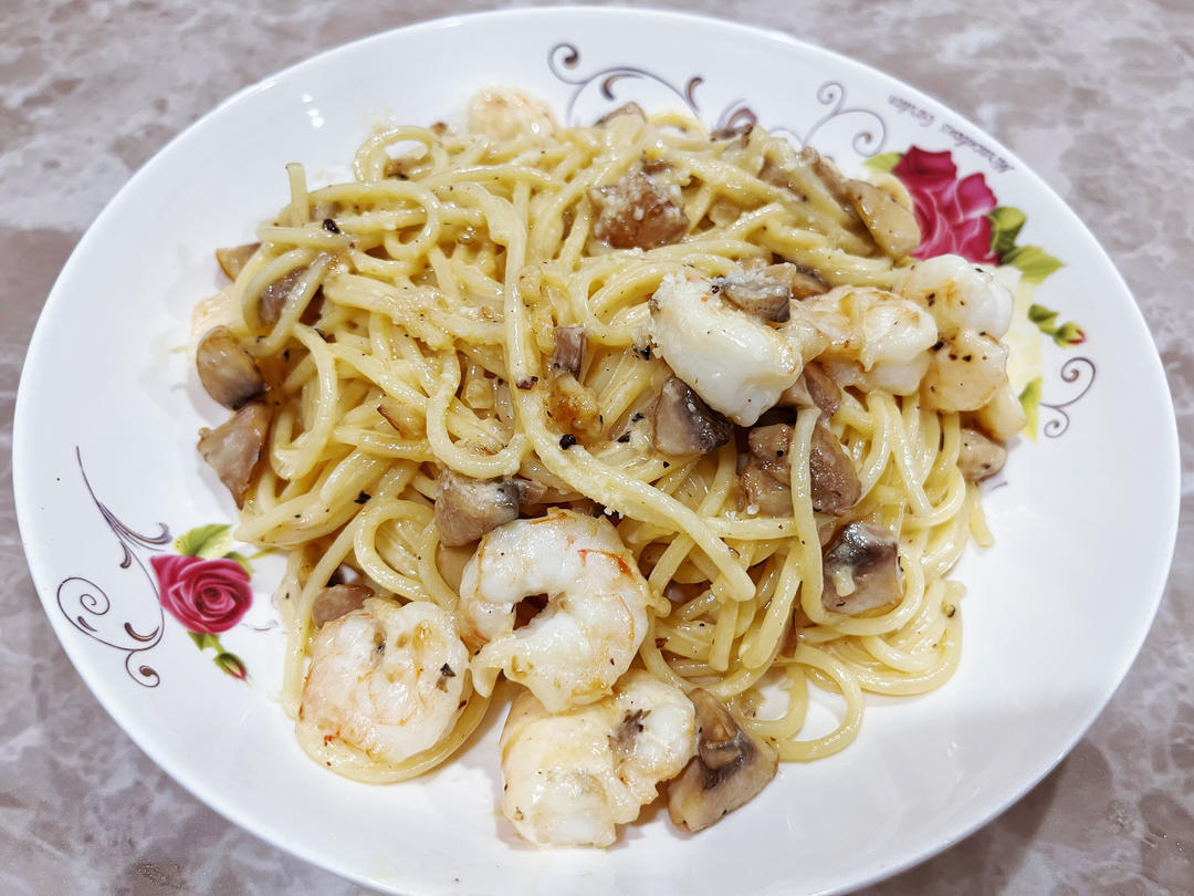 白酱蘑菇培根意大利面