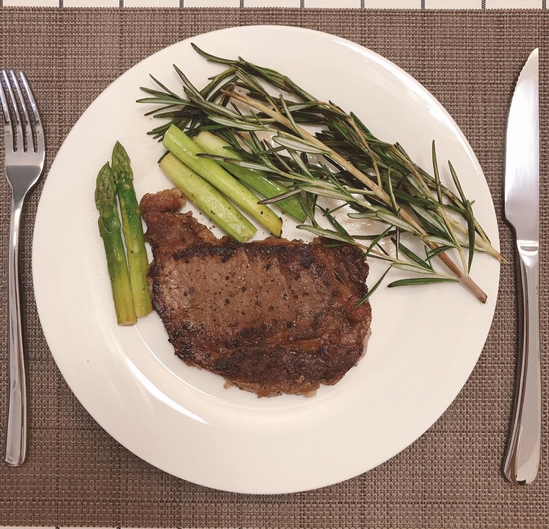 这些煎牛排的小技巧你们都会吗？