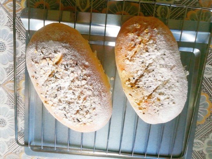 【紫薯黑芝麻软欧包】