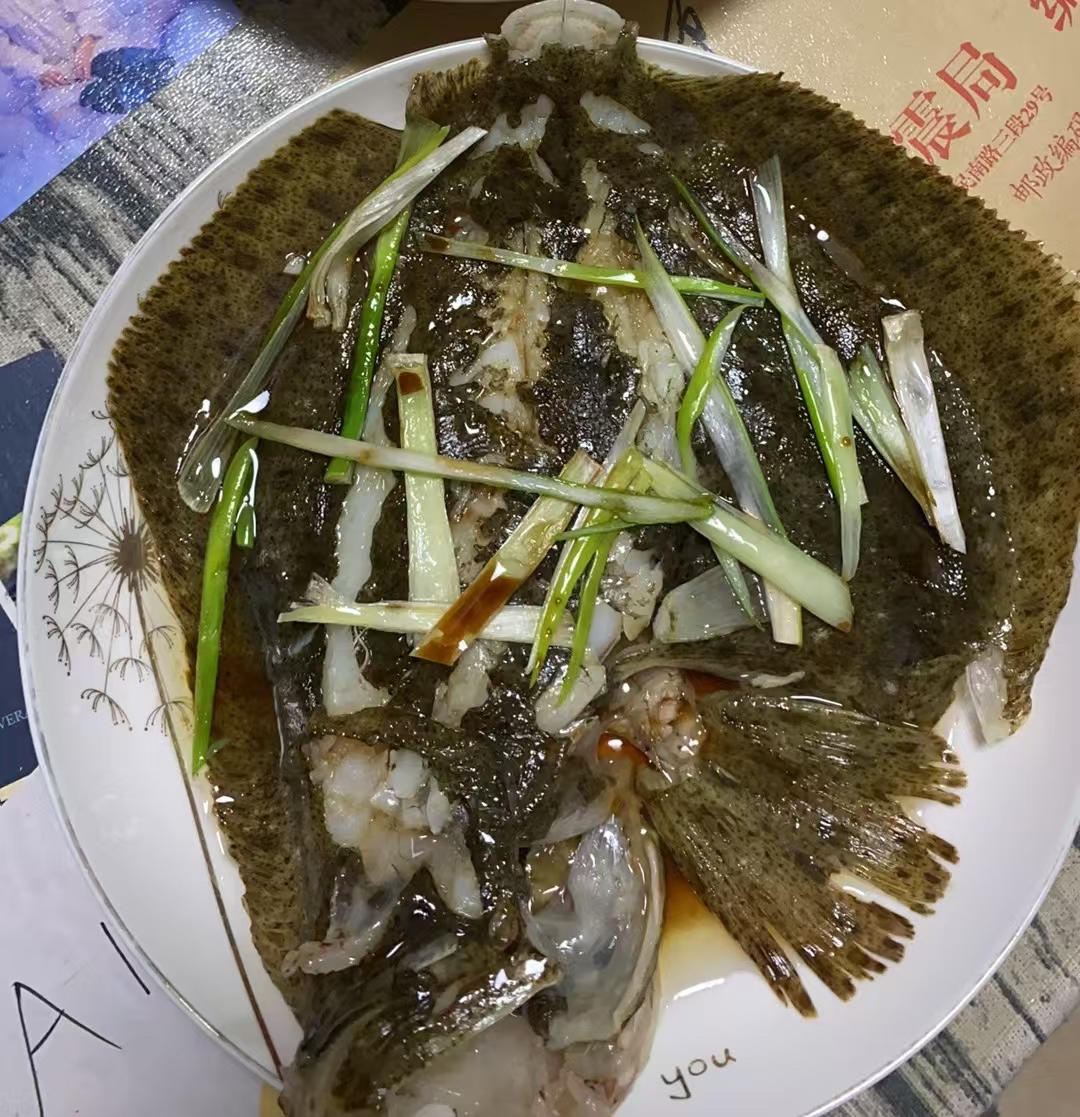 清蒸多宝鱼，很多人在先浇油还是先倒蒸鱼豉油这一步就做错啦