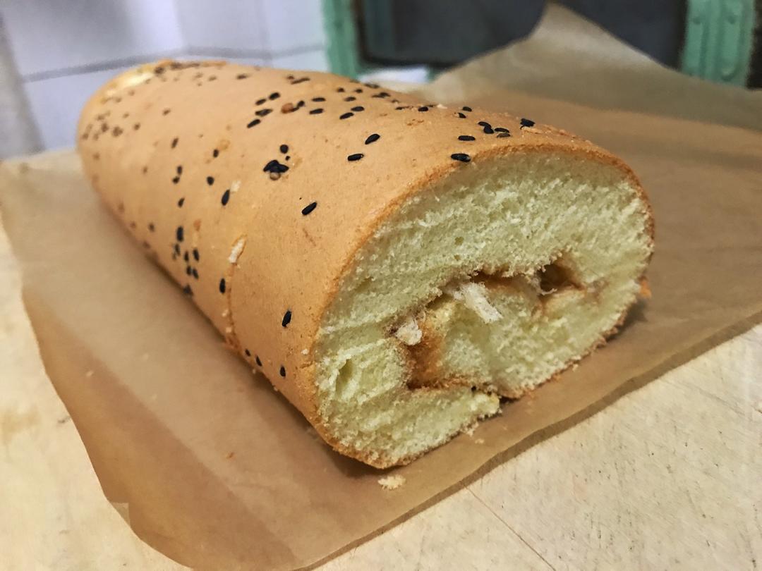 撒满肉松和香葱来块咸香的点心—香葱辣松蛋糕卷