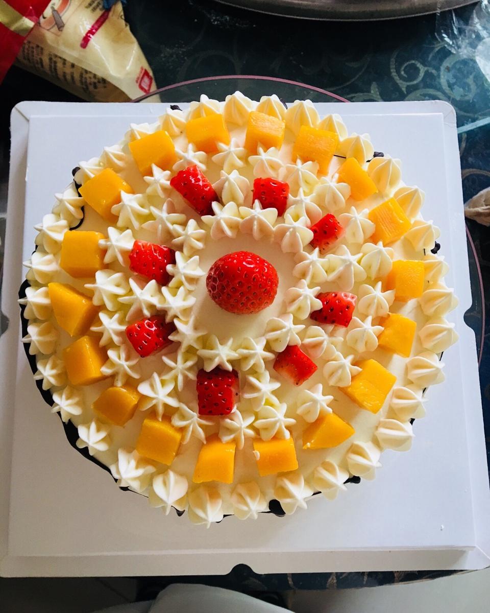 糖果不甜了做的8寸水果生日蛋糕