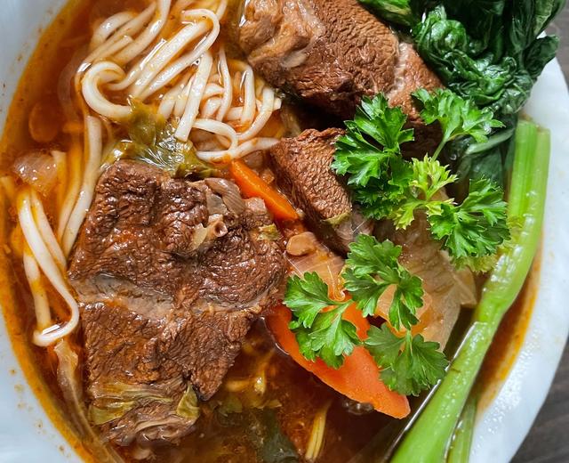超级好吃又营养均衡的台湾红烧牛肉面（电炖锅）的做法