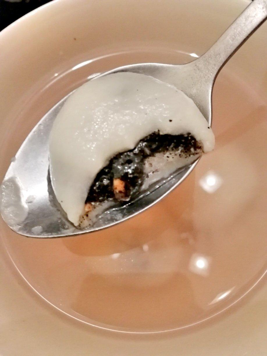 花生黑芝麻汤圆