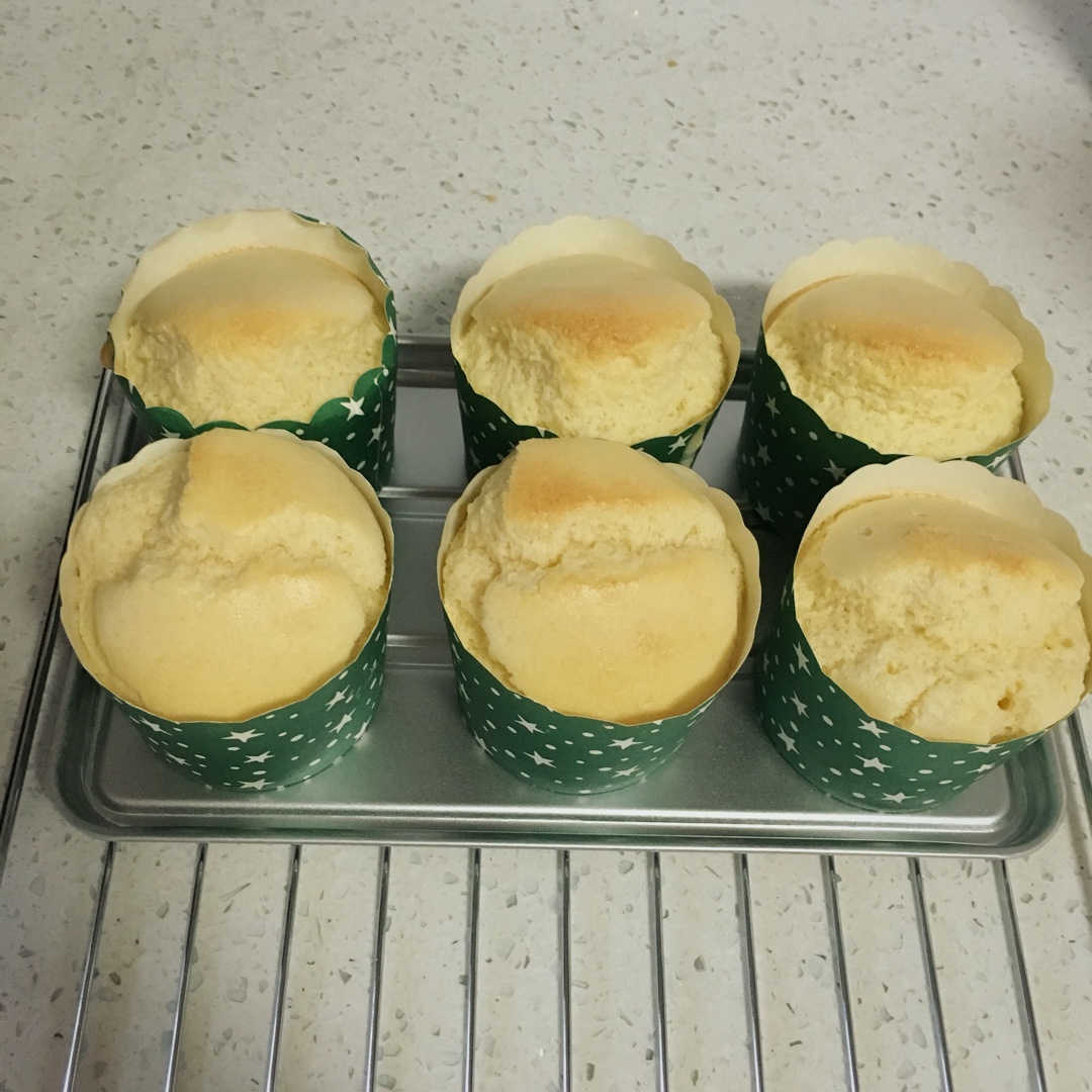软绵绵戚风纸杯蛋糕