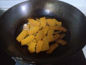 咸蛋黄炒南瓜的做法 步骤2