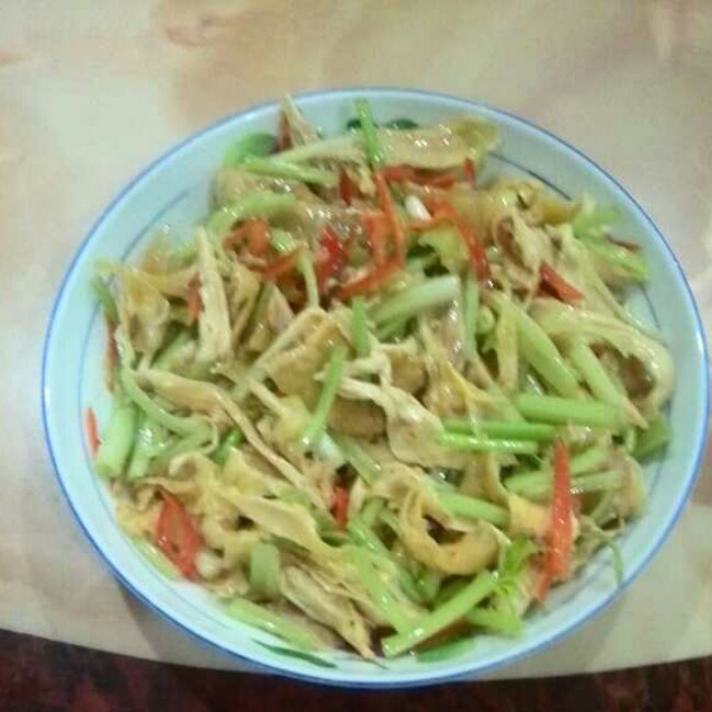香芹凉拌手撕鸡胸肉 低卡减肥方便快捷~