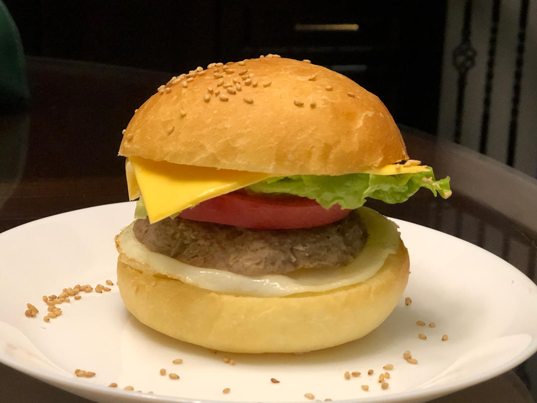 鲜嫩多汁的牛肉汉堡