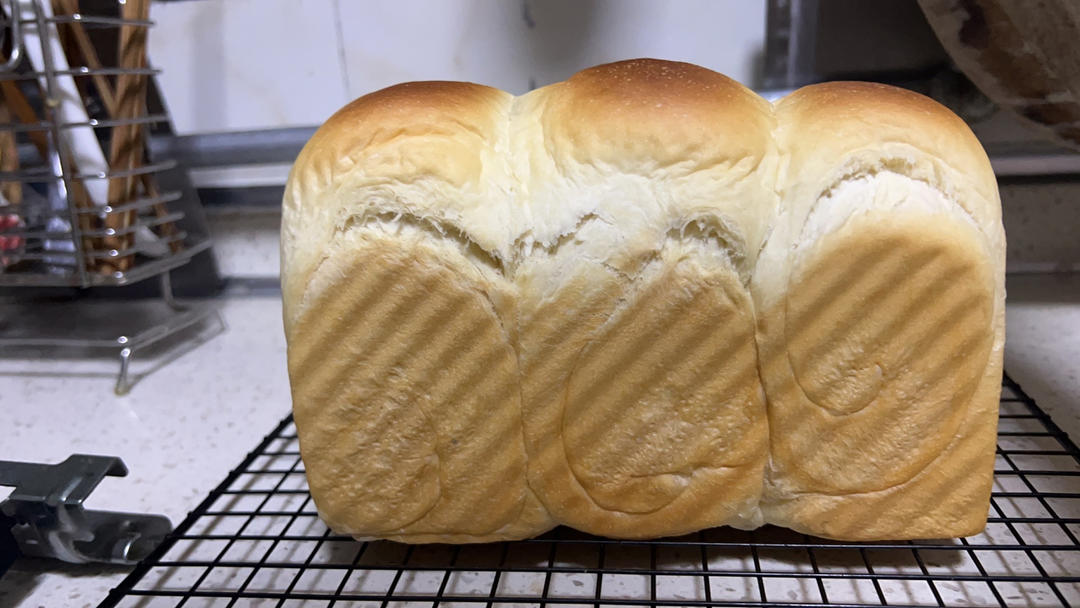 用烤箱自己做面包--手工牛奶吐司面包