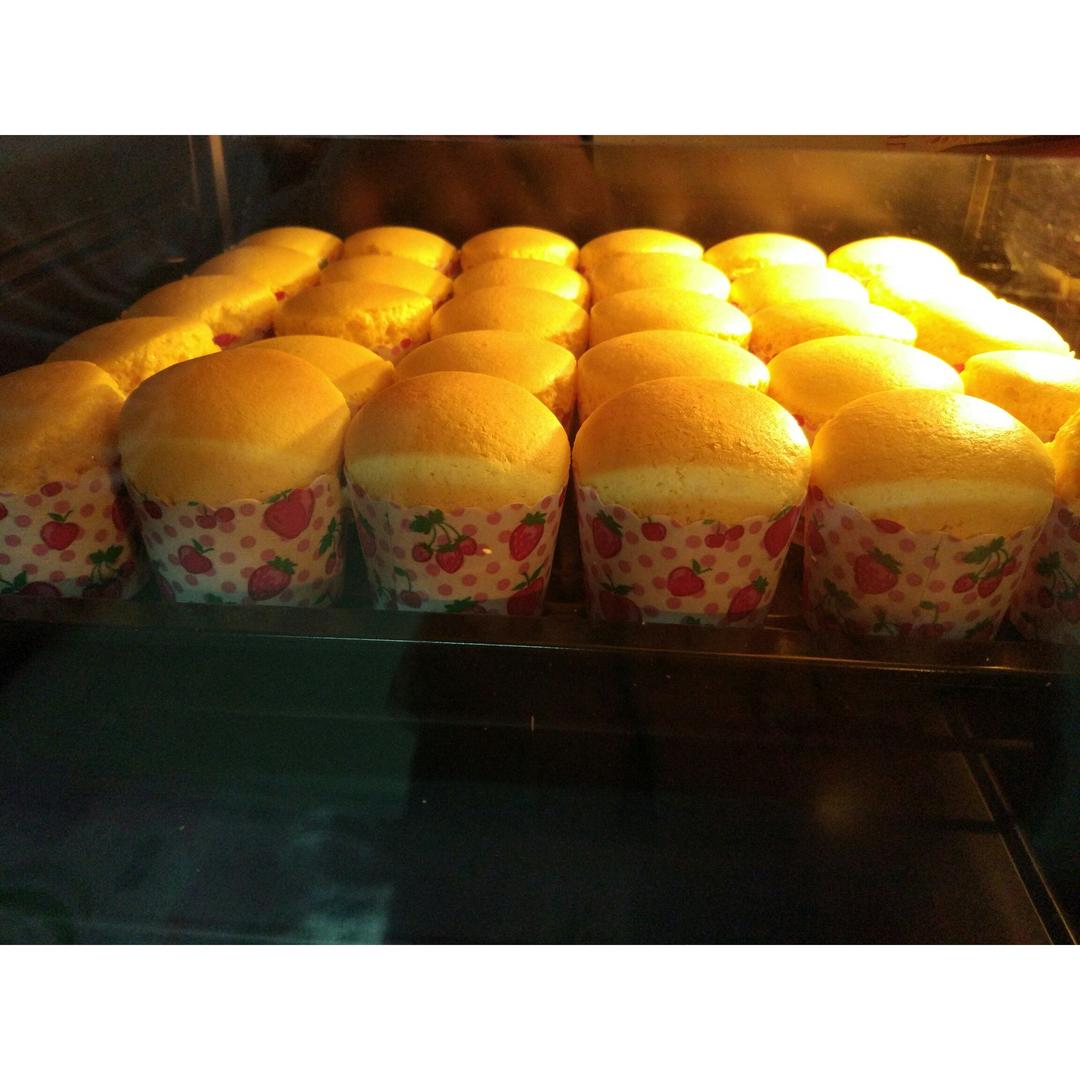 软绵绵戚风纸杯蛋糕