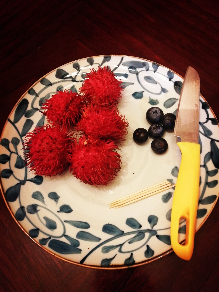 红毛丹小刺猬摘果果水果拼盘的做法 步骤1