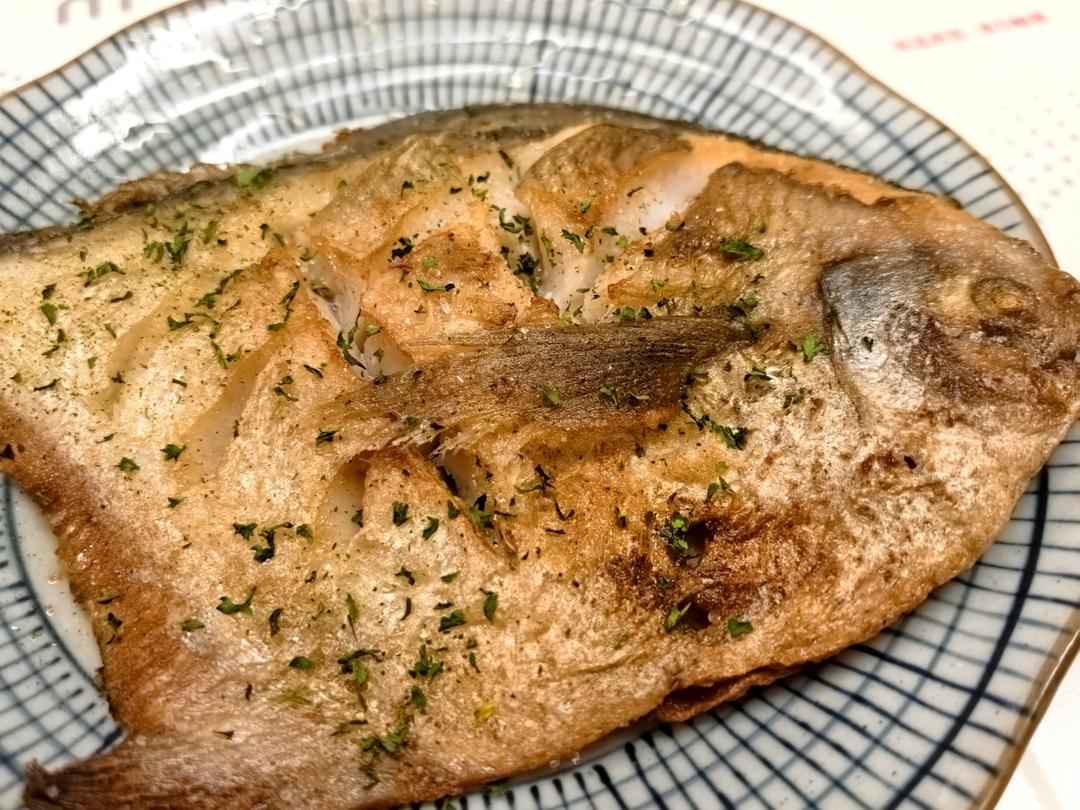 完美版干煎鲳鱼，皮不破、肉不碎、外香里嫩。