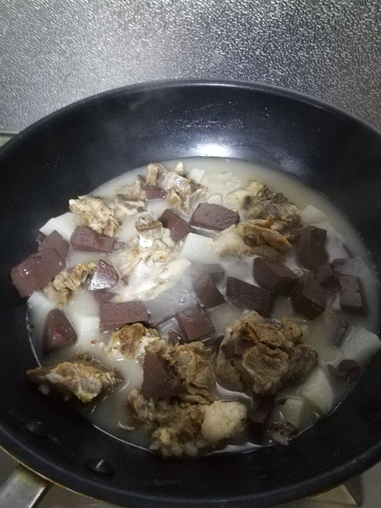 新鲜羊蝎子炖萝卜汤