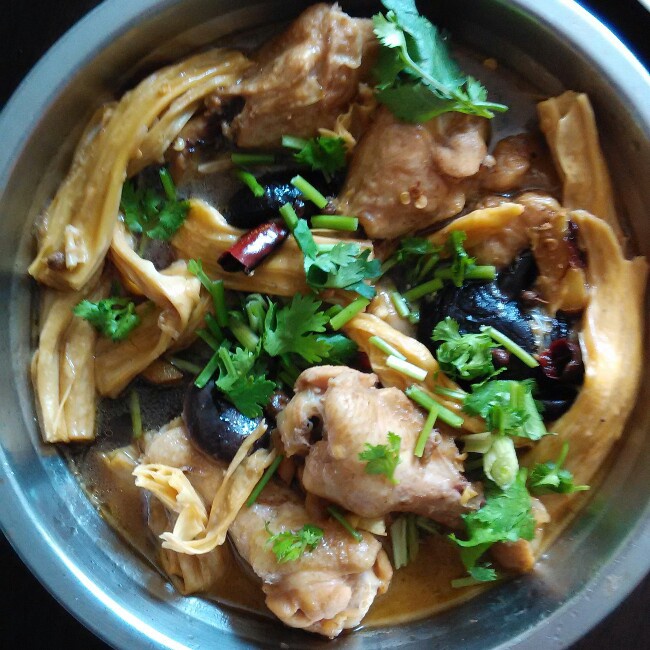 香菇腐竹炖鸡块