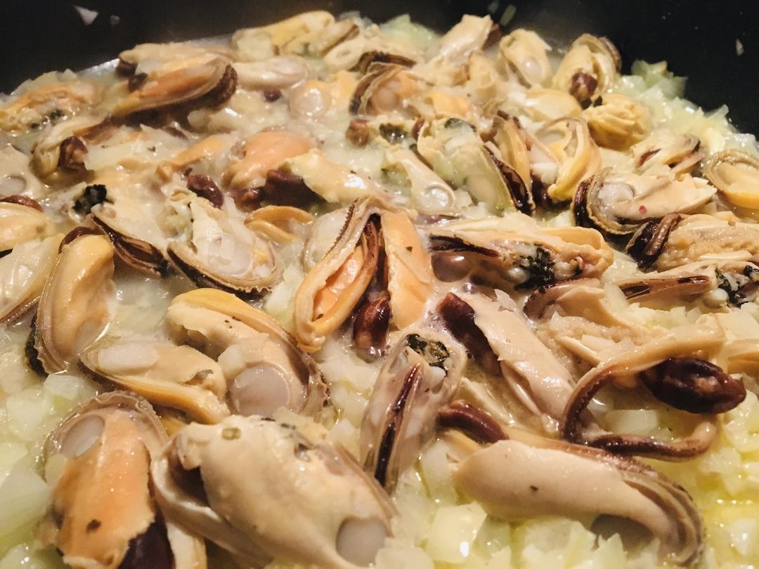 蒜香白酒煮青口贝：在青菜比海鲜贵的日子靠它了