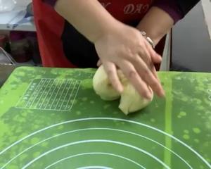 豆沙面包（手揉15分钟出膜）的做法 步骤7