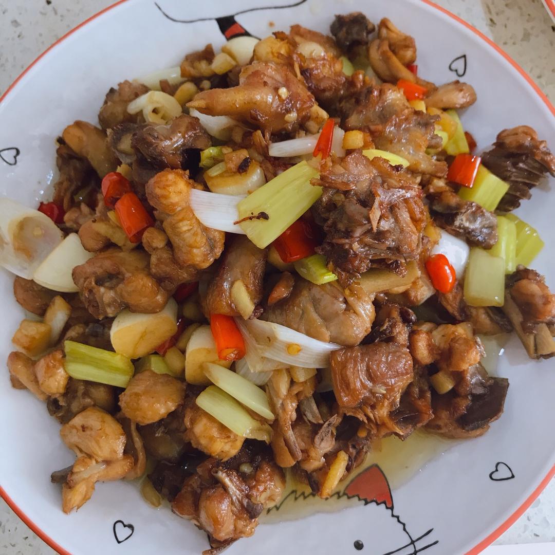 厨师长教你：“爆炒土鸡”的家常做法，只需油盐酱醋，味道非常赞