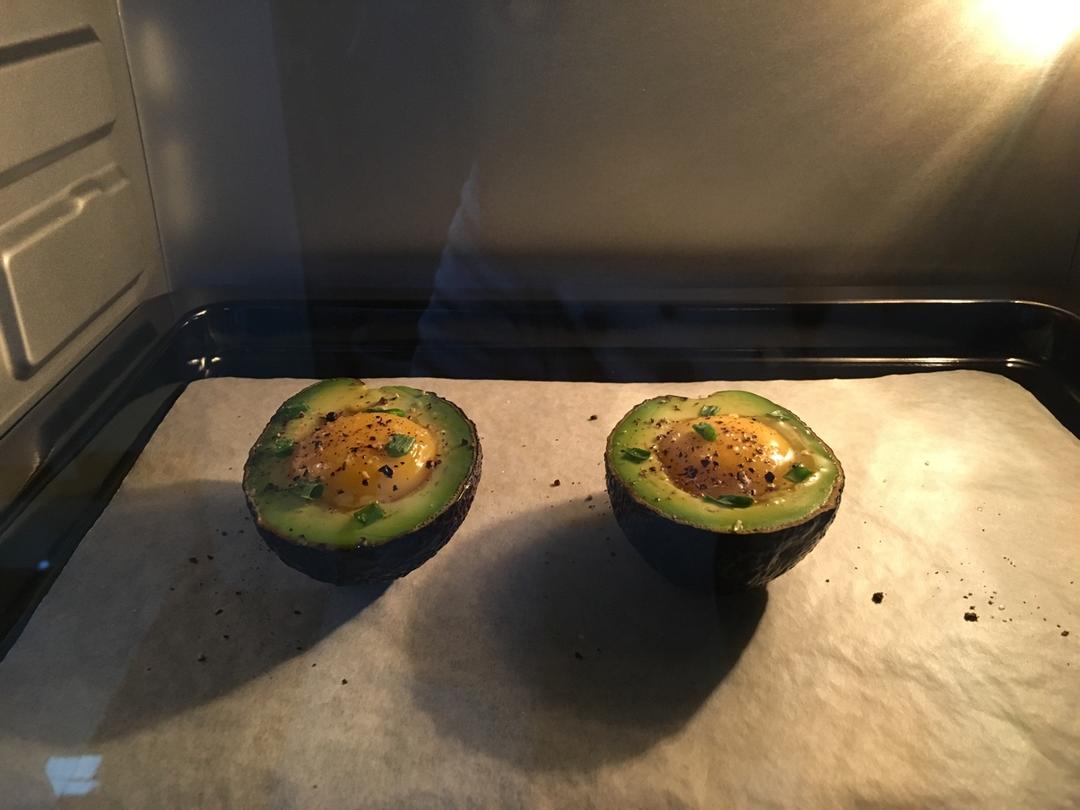 牛油果烤蛋