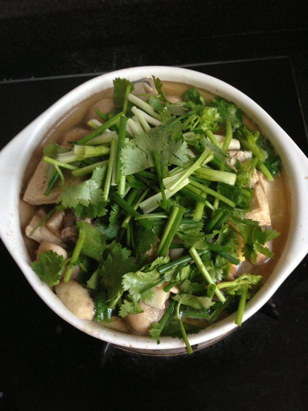 野山椒菌菇肥牛煲