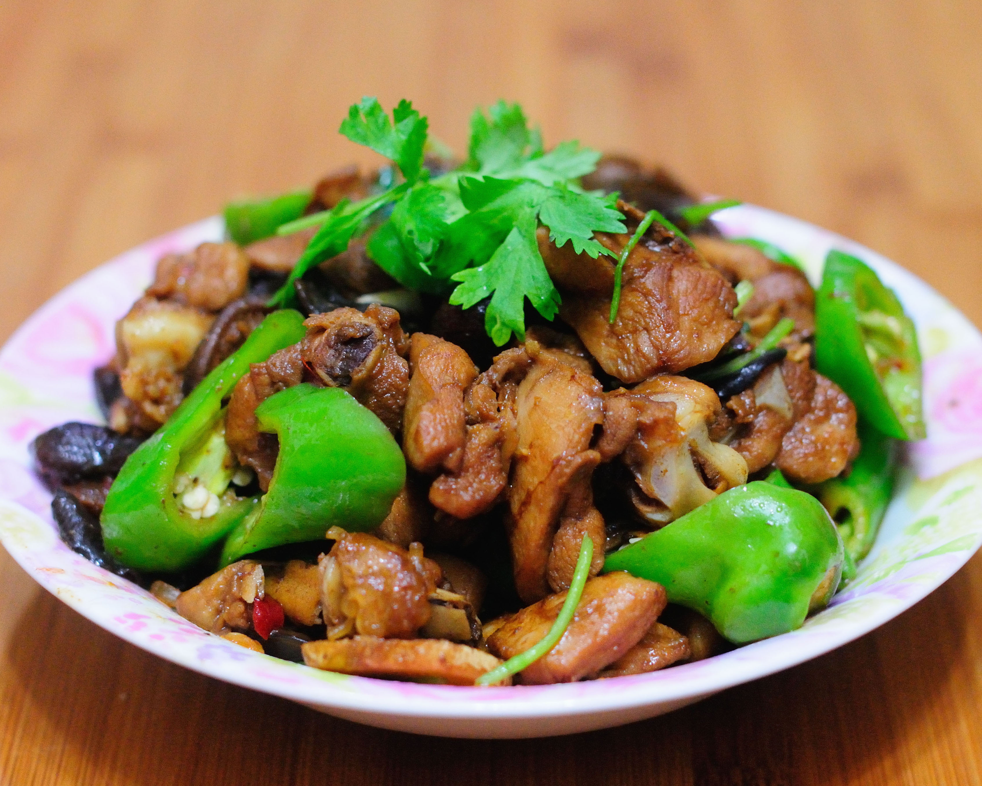 家常香菇木耳青椒炒鸡块 简单又营养的下饭菜 香浓美味吃不够