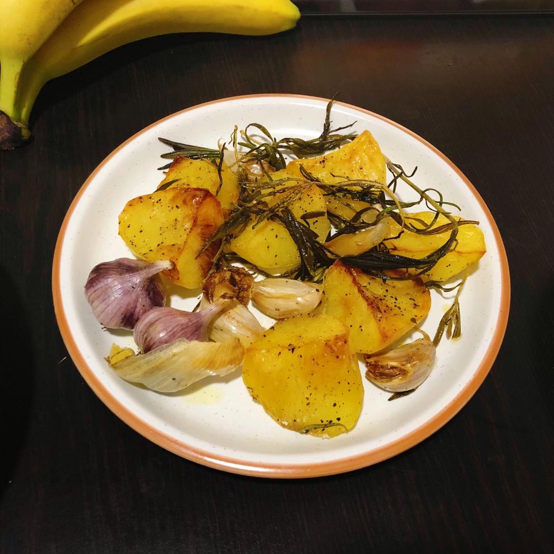 Jamie Oliver的迷迭香大蒜烤土豆