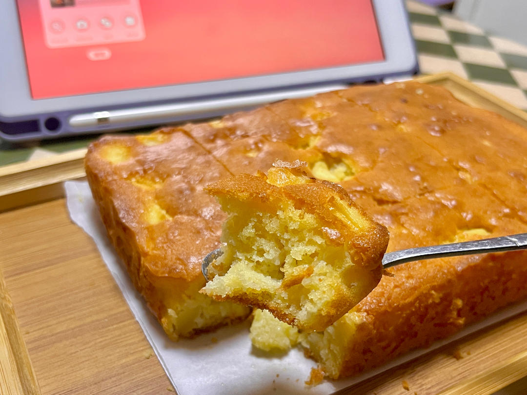 简单到只需所有材料混一起烤一烤的苹果蛋糕！