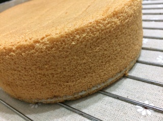 超简单完美戚风蛋糕（6寸2蛋）附打发、翻拌、脱模视频