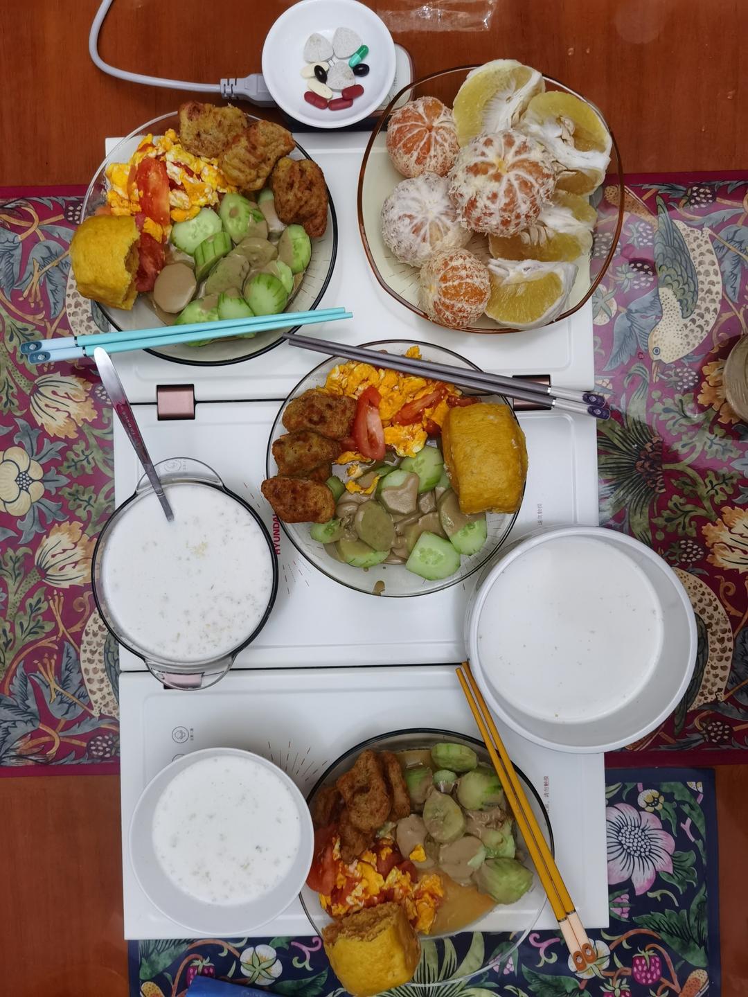 番茄炒鸡蛋+麻酱拍黄瓜+牛奶