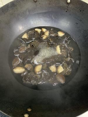 香菇木耳炒虾仁的做法 步骤2