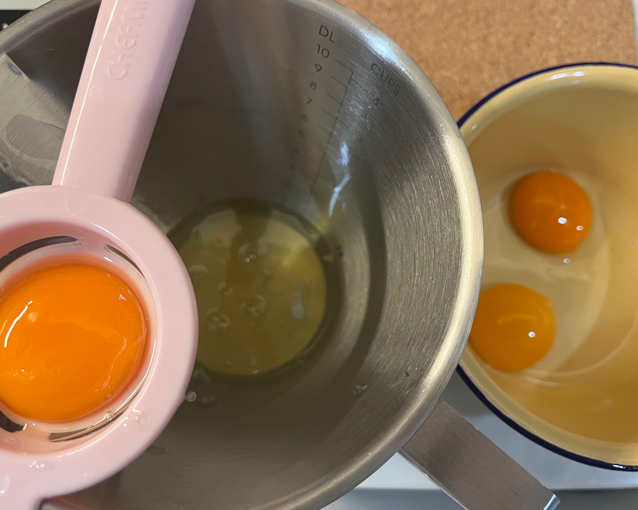 “一蛋两吃 、一举两得 ”可同时制作的甜品：中式双皮奶与西式布丁的做法 步骤2