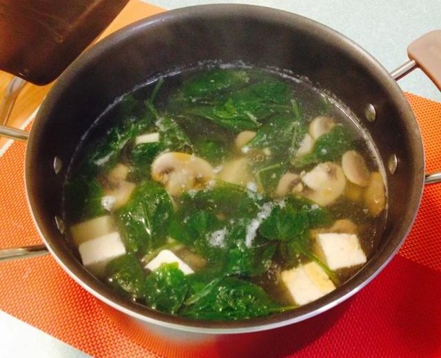 鲜菇豆腐鸡毛菜汤的做法
