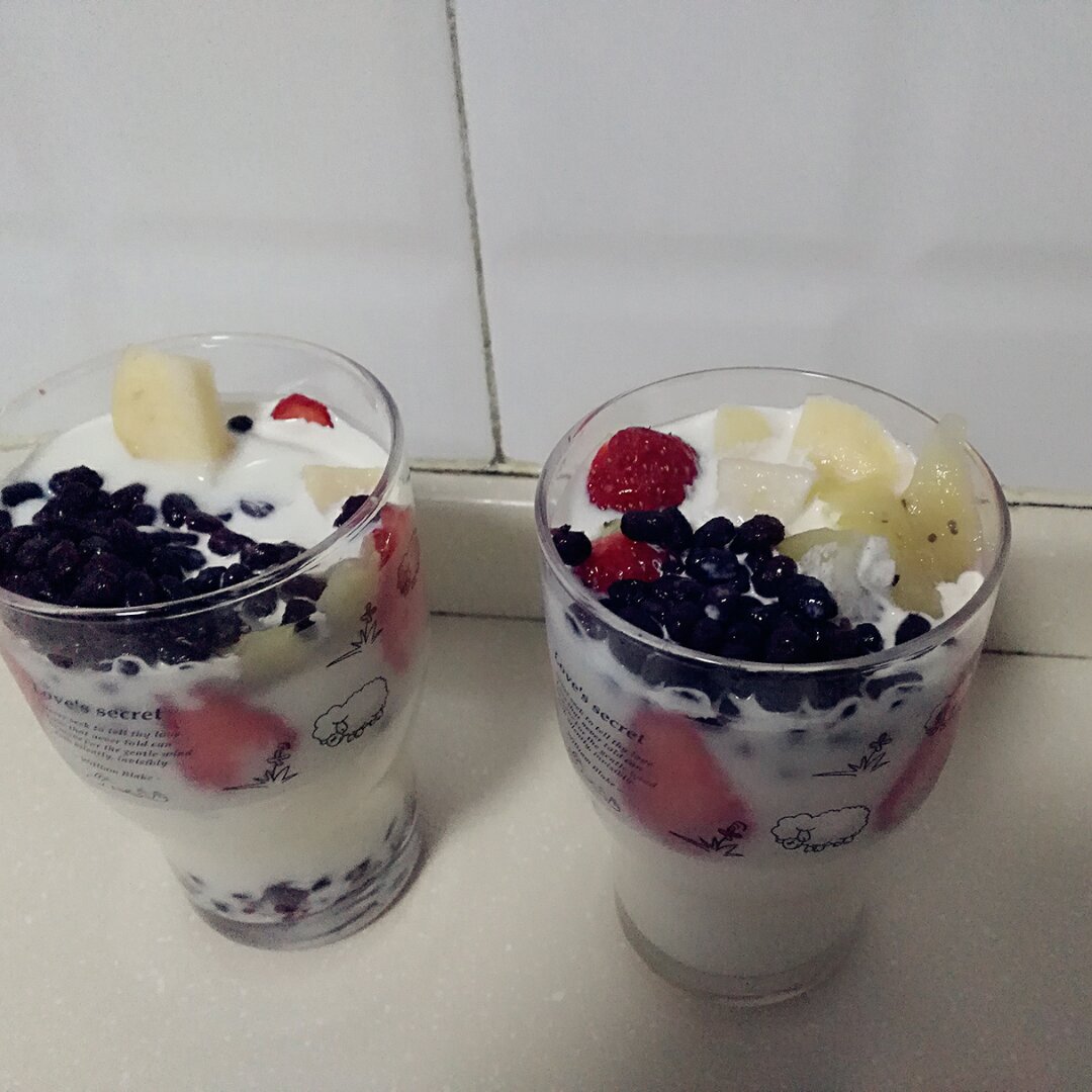 萌白衣衣衣做的杯壁水果酸奶