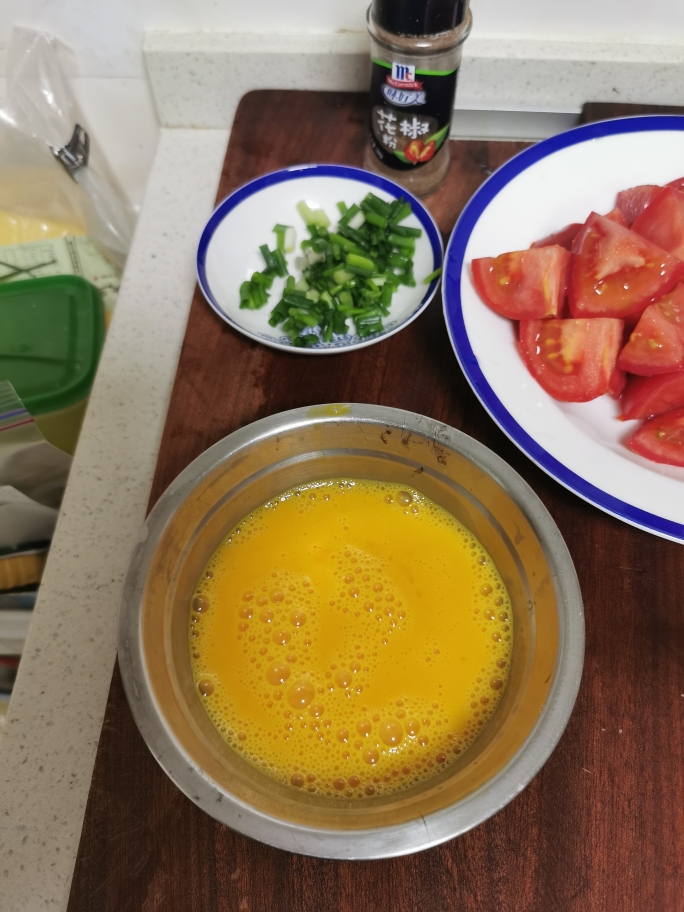 番茄炒蛋（+葱花+花椒粉版）的做法 步骤2