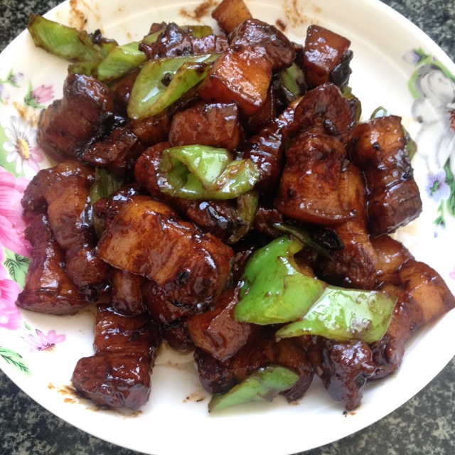 吃着碗里望着锅里的红烧肉