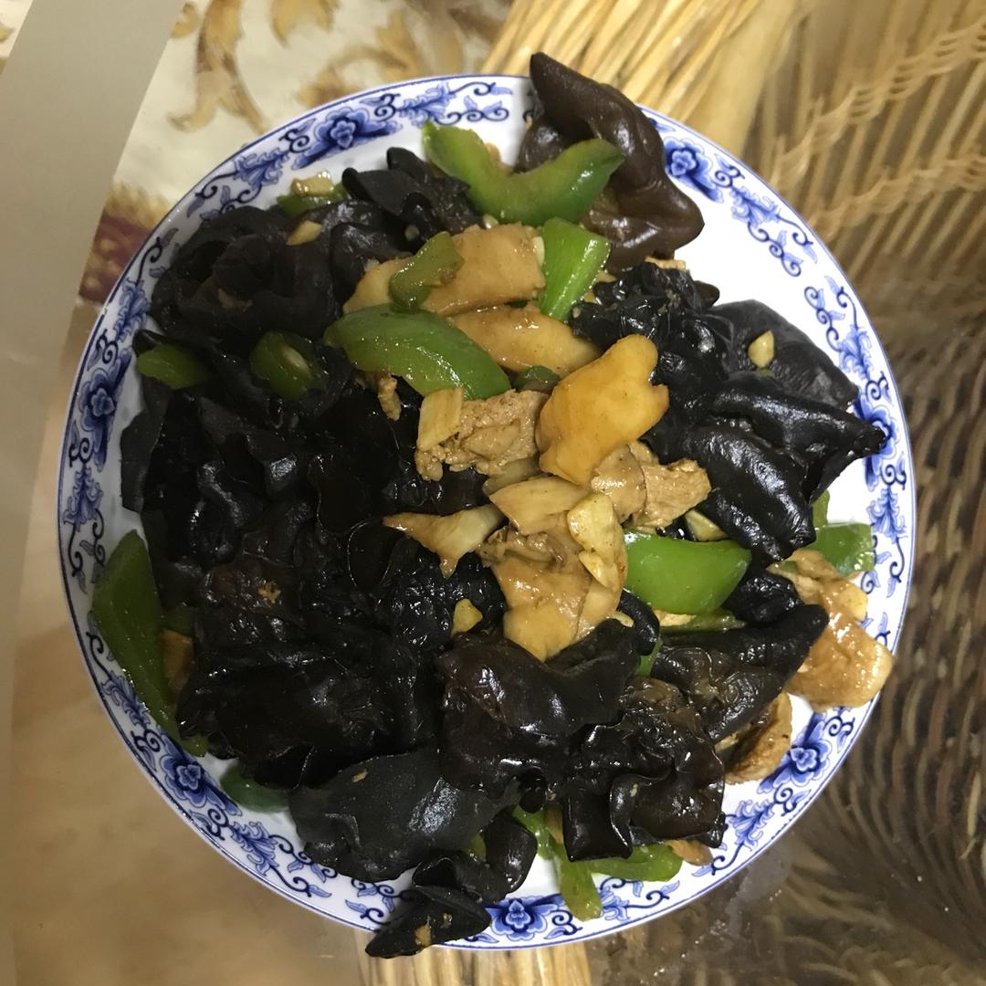 青椒木耳杏鲍菇炒肉丝