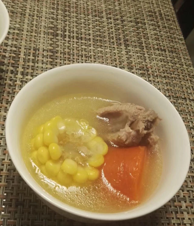 胡萝卜玉米排骨汤