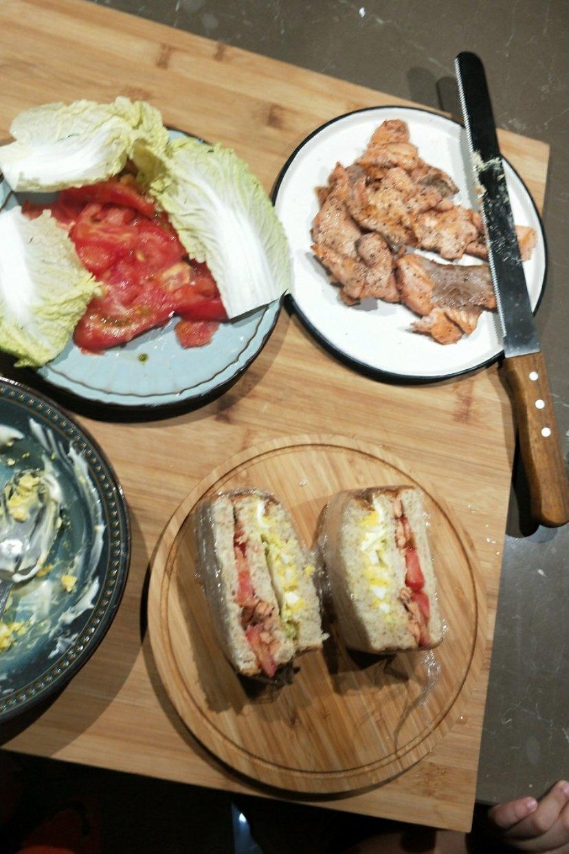 金枪鱼鸡蛋沙拉三明治