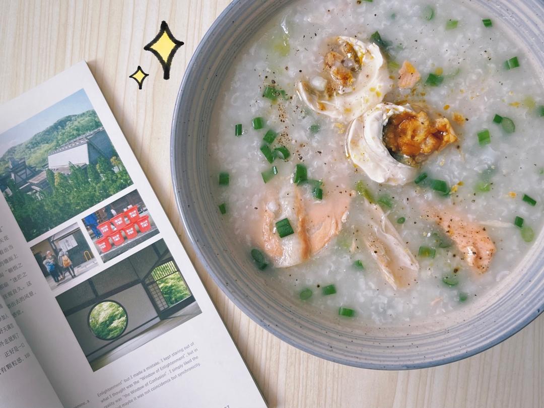 简单清淡！咸蛋三文鱼骨粥