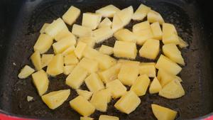 香煎土豆块（制作很简单 软糯的版本 厨房小白也可以掌握 可以做小零食或者代替主食吃）的做法 步骤4