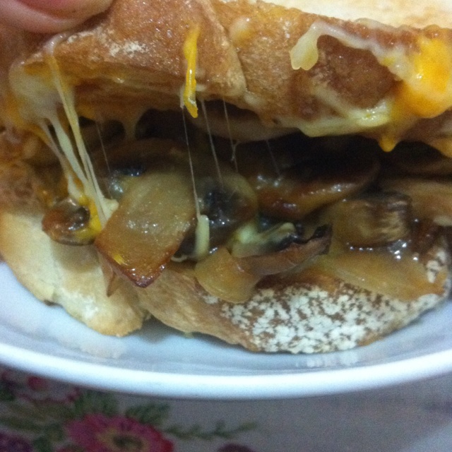 蘑菇煎蛋肉松三明治