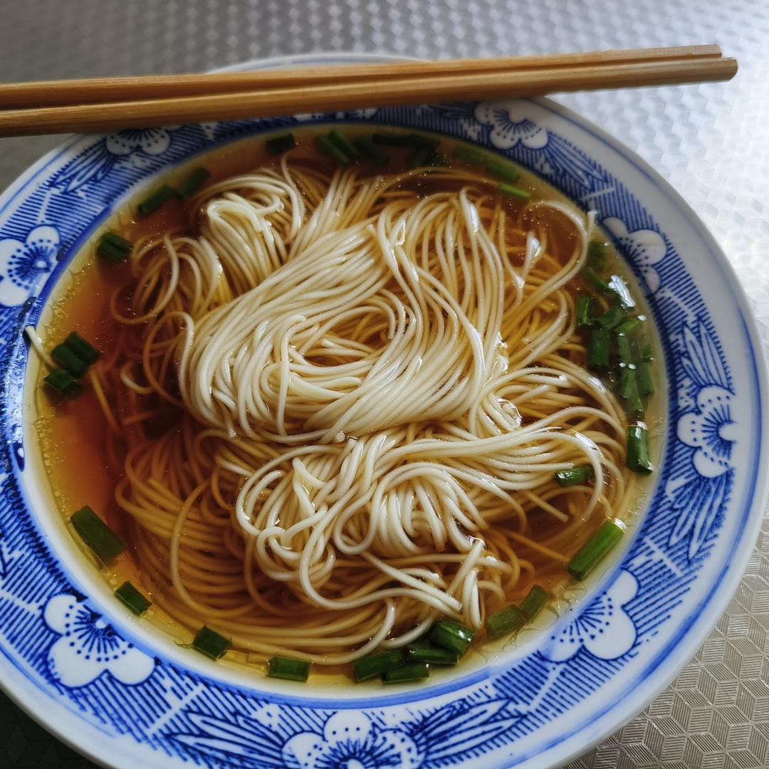 早餐来一碗清汤面，色香味俱全！