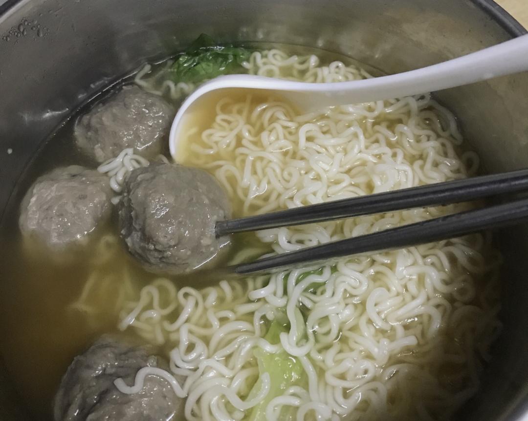 【宿舍牌】牛筋丸生菜玉米面的做法